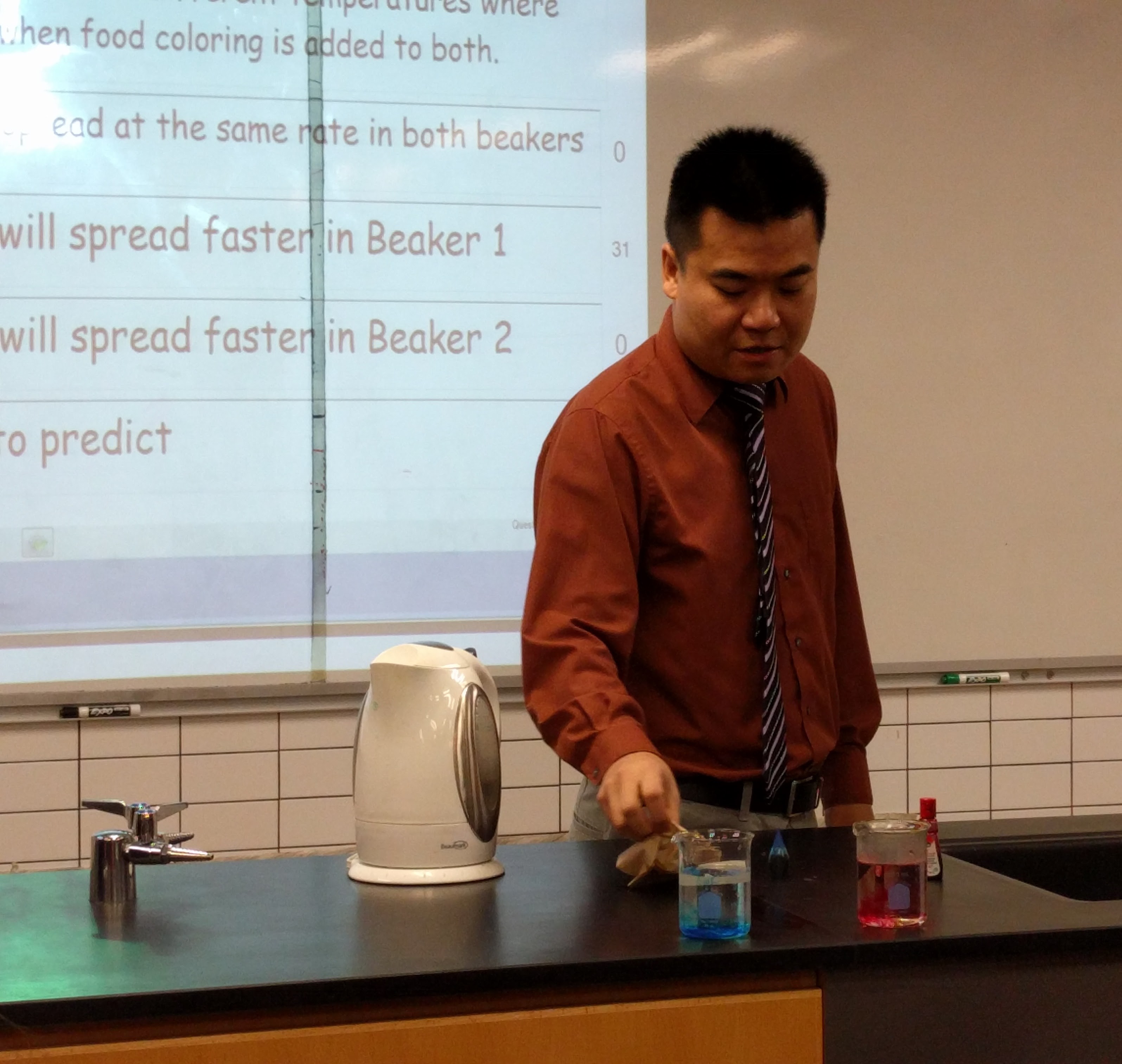 Food colour in boiling water and cool water